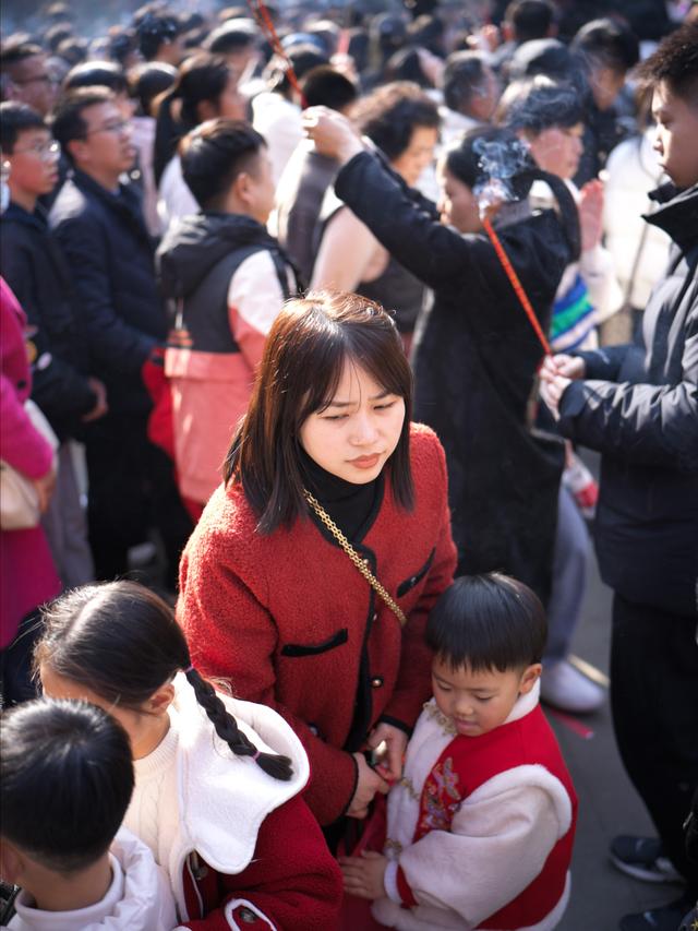 Visit Lingyin Temple on the first day of the Lunar New Year